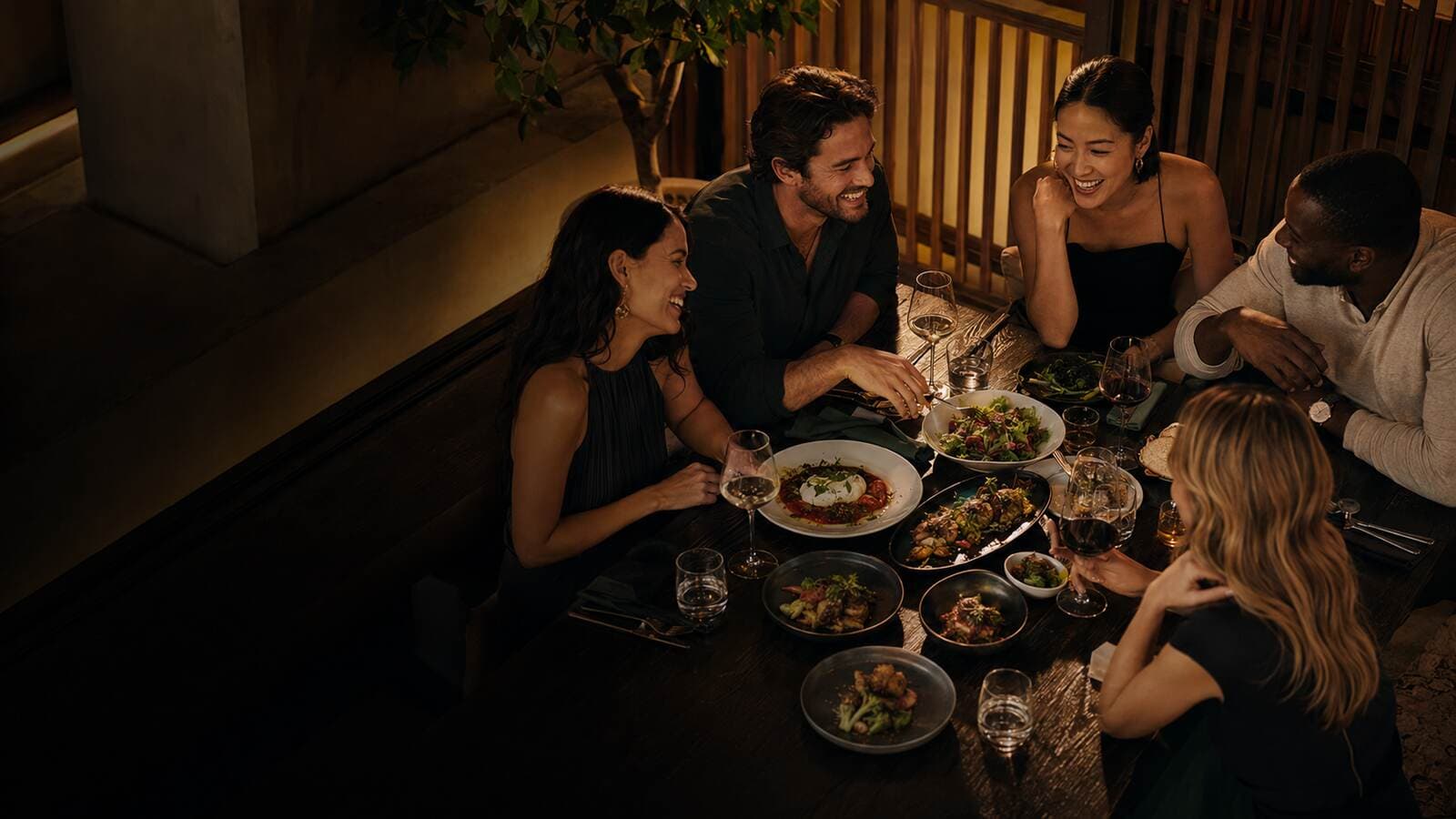 Amici che condividono un pasto in un ristorante